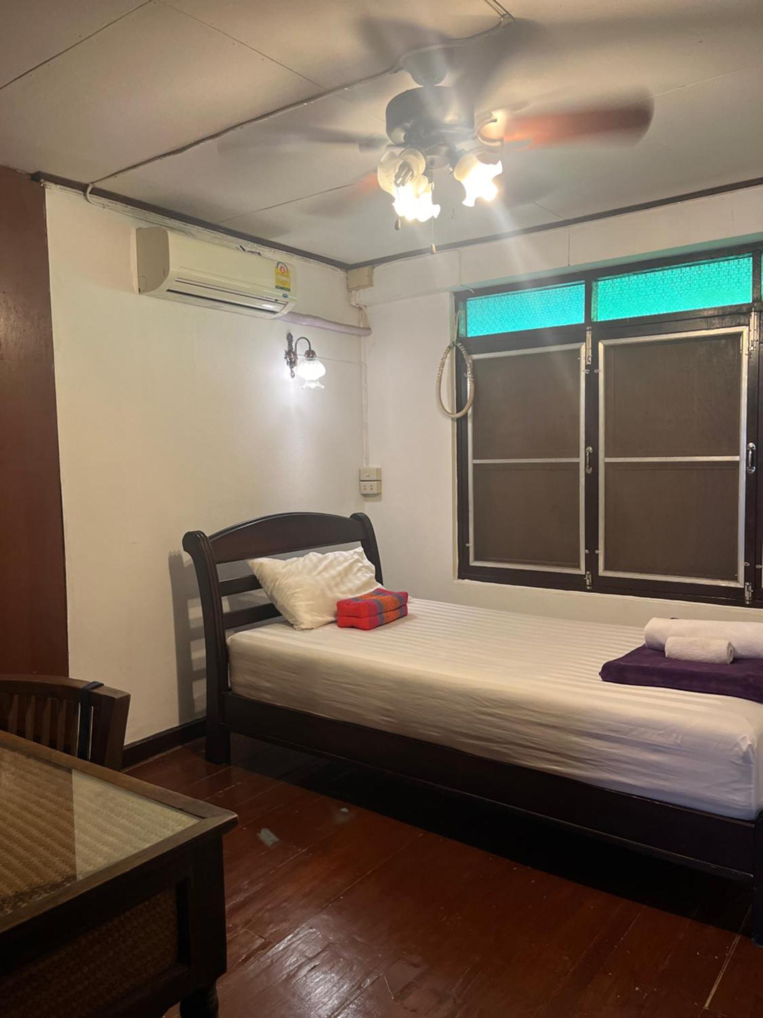 Tata Guesthouse Чиангмай Экстерьер фото
