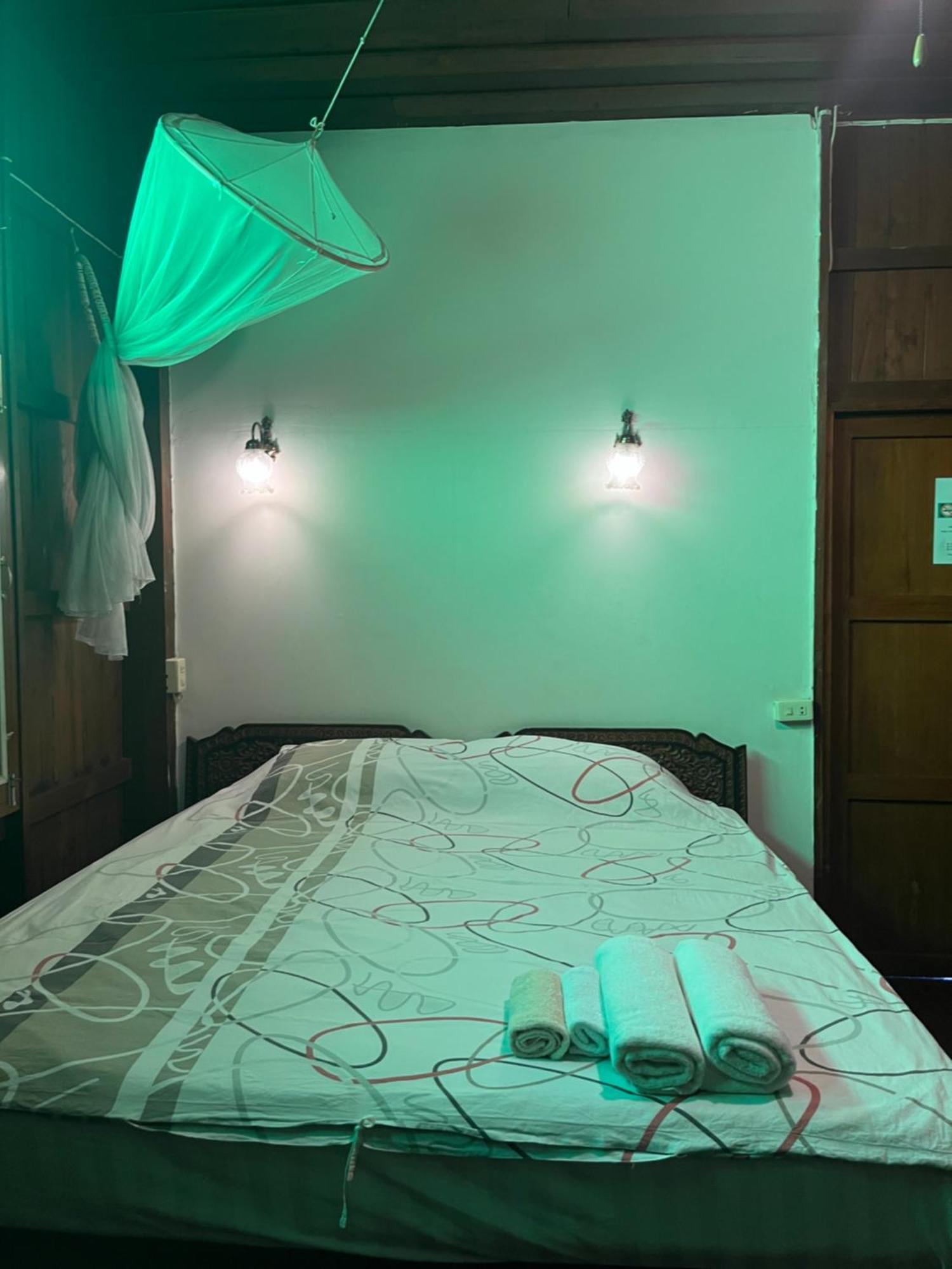 Tata Guesthouse Чиангмай Экстерьер фото