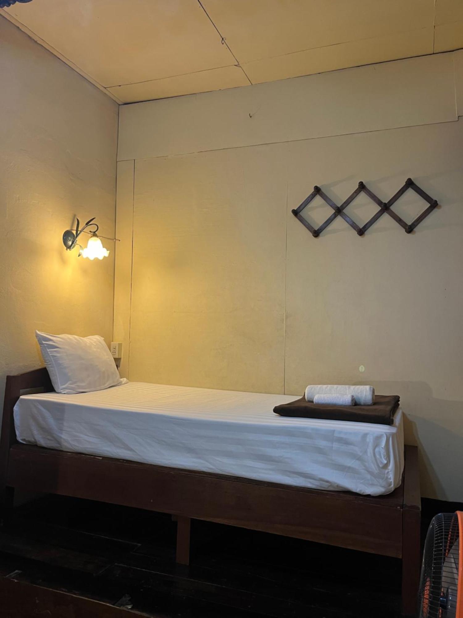 Tata Guesthouse Чиангмай Экстерьер фото