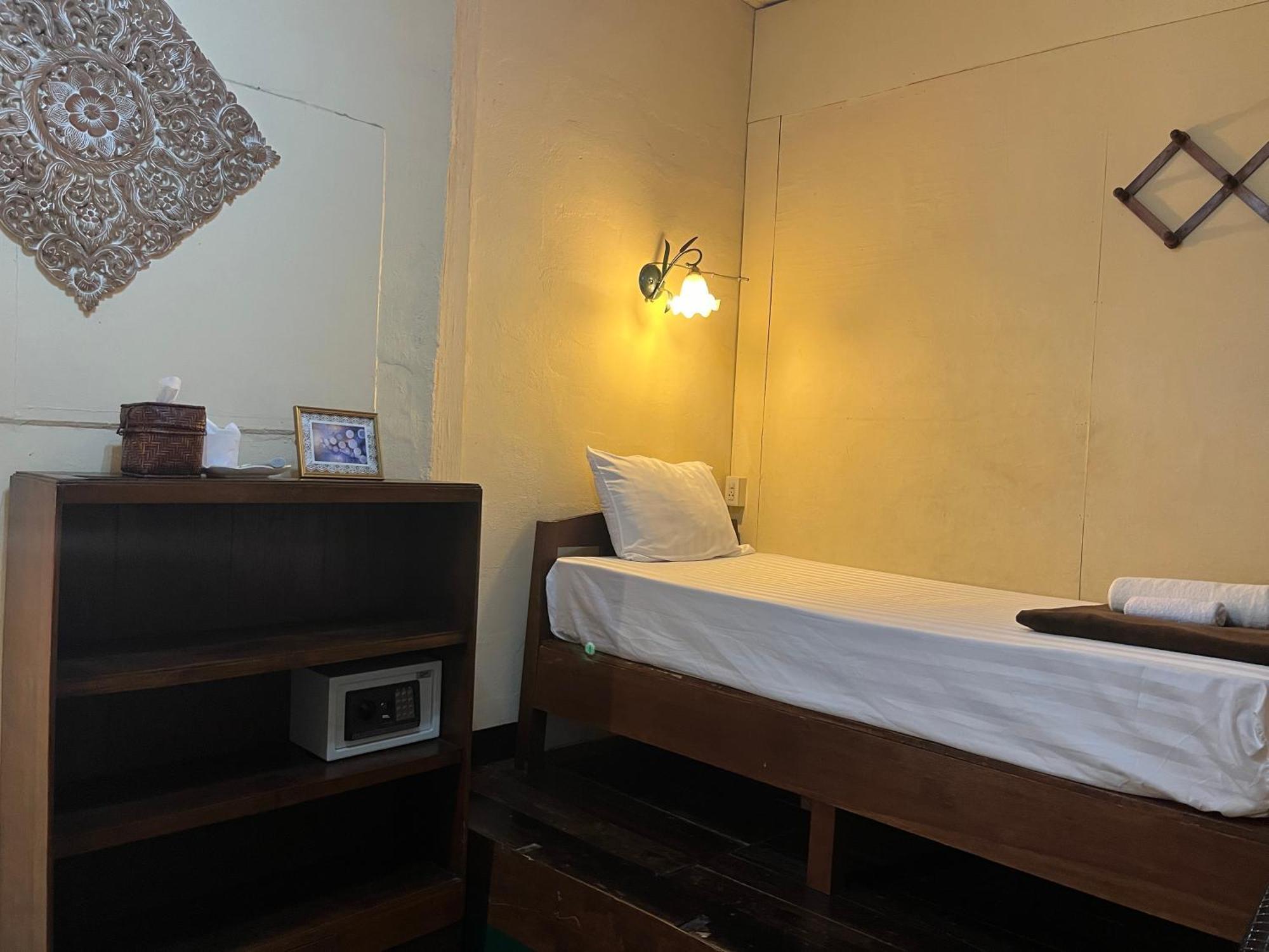 Tata Guesthouse Чиангмай Экстерьер фото