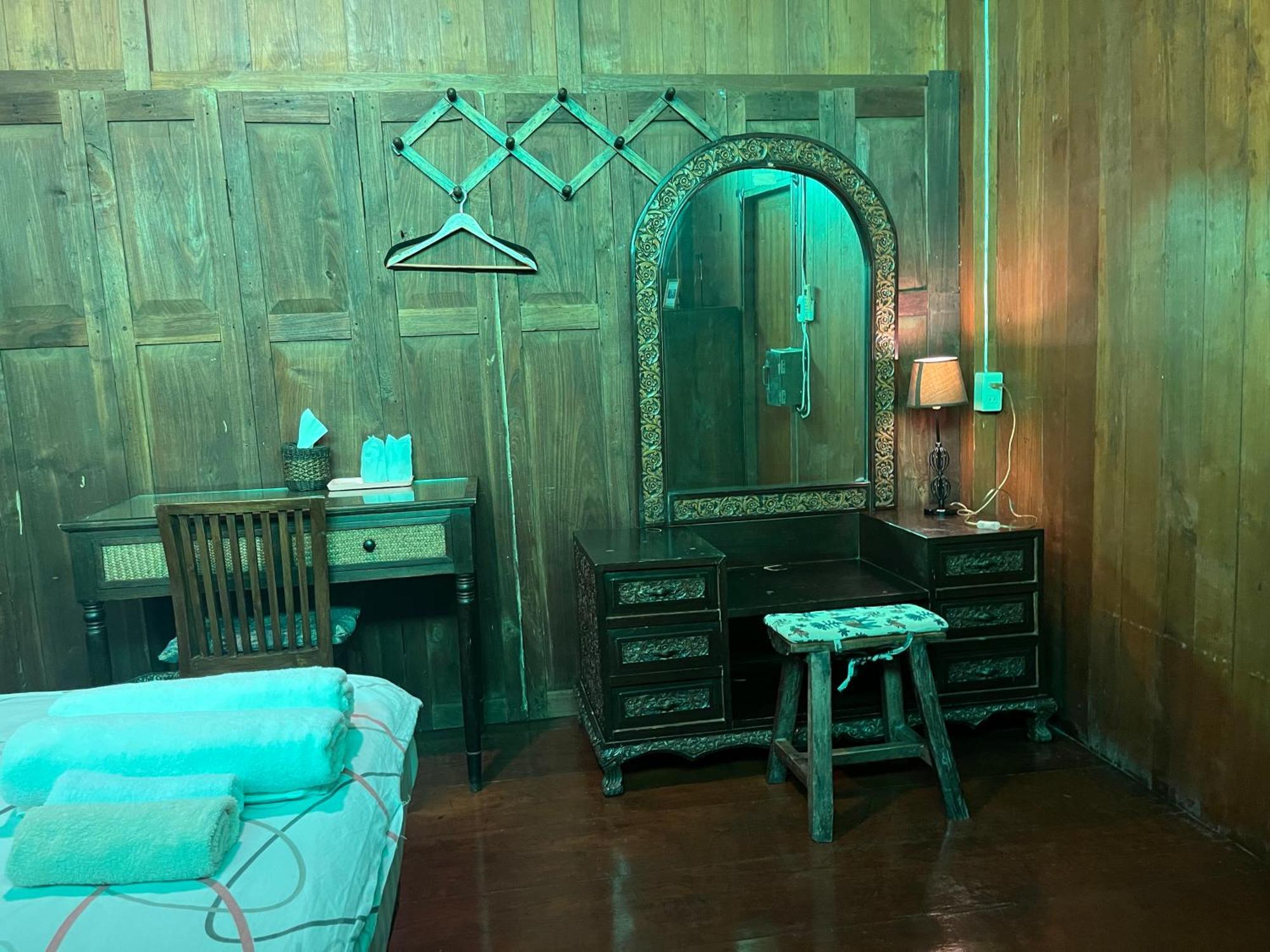 Tata Guesthouse Чиангмай Экстерьер фото